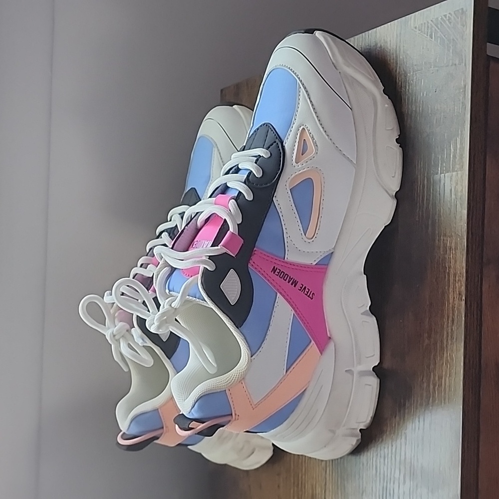 **Going to Donation soon**Steve Madden Clydie Sneakers